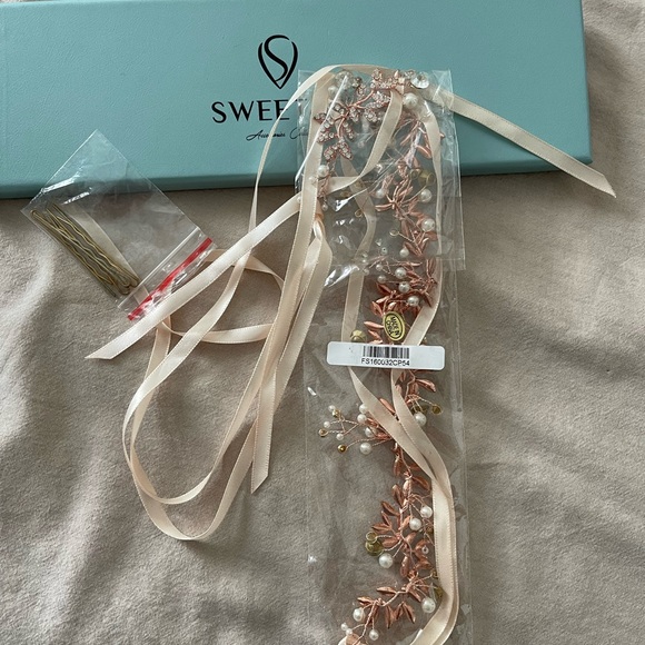 Sweet&V head piece with crystals. - Picture 2 of 6